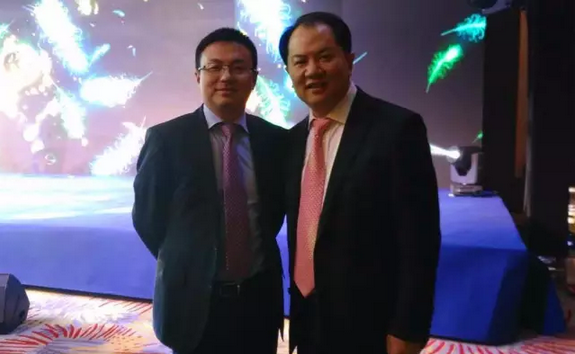 如家酒店集团CEO孙坚（右）与盛阳科技高级副总裁周明毅合影。